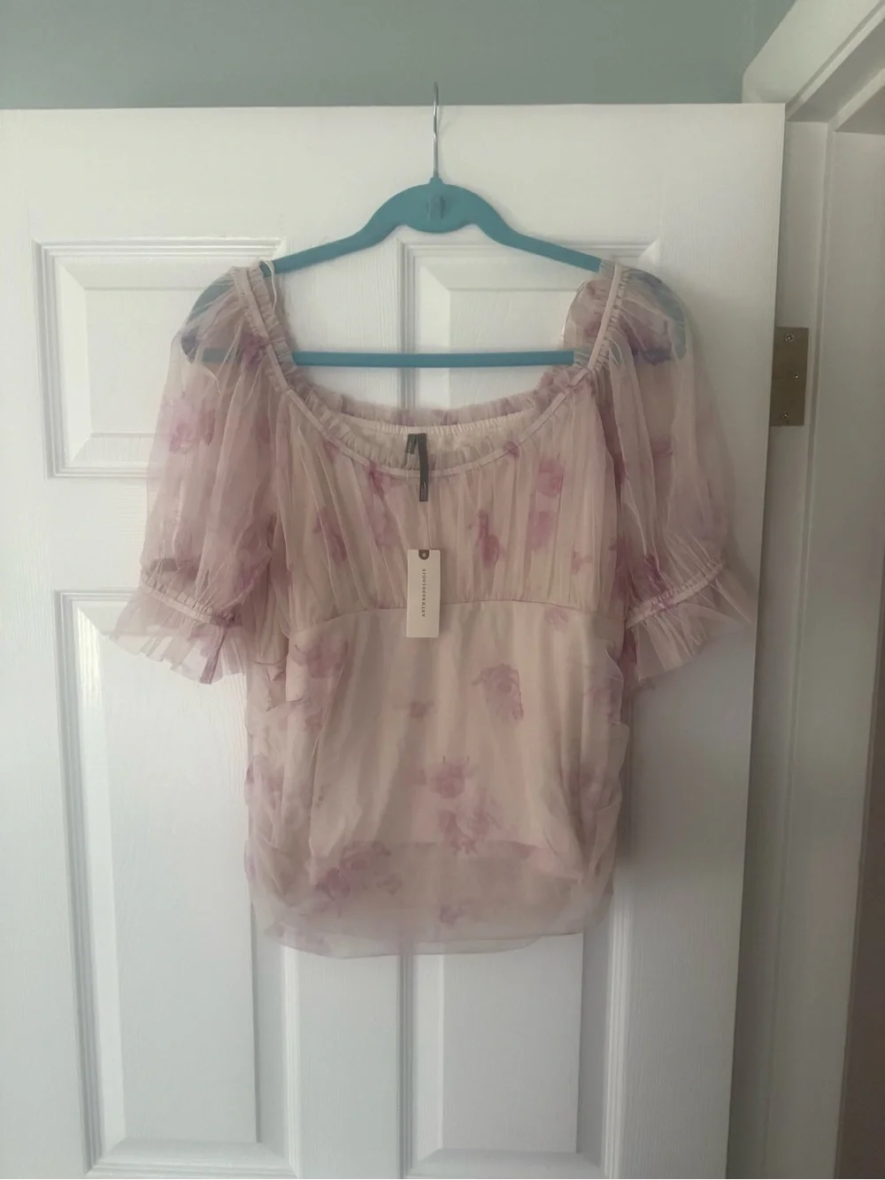 NWT Gorgeous Lined Fitted Floral Tulle Blouse with Puff Sleeves